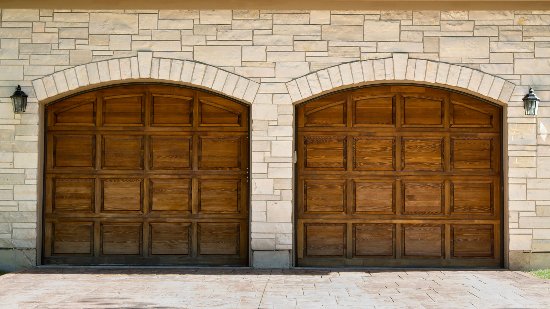 Universal Garage Doors LLC logo